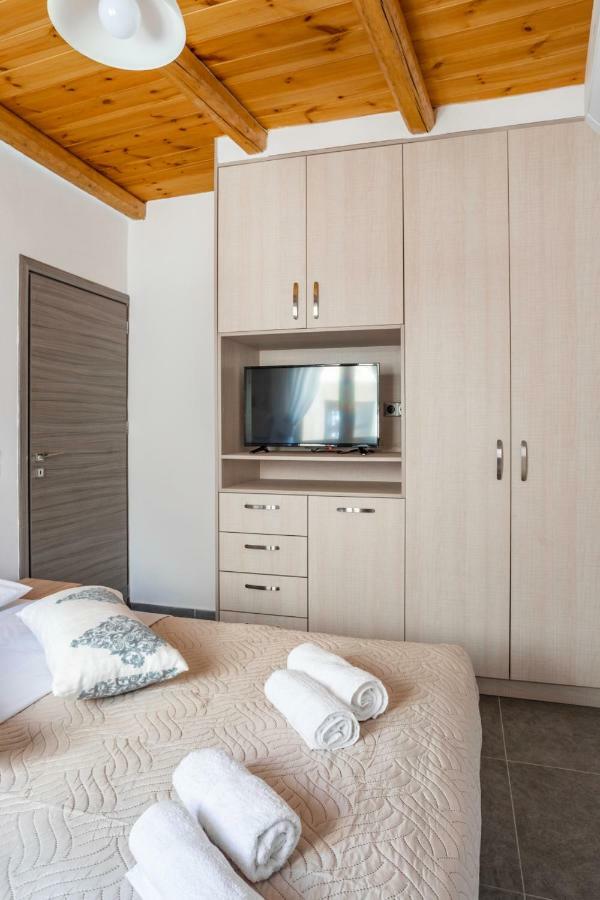 Marilena Natural Stone House, By Hellocrete Pigi  Luaran gambar